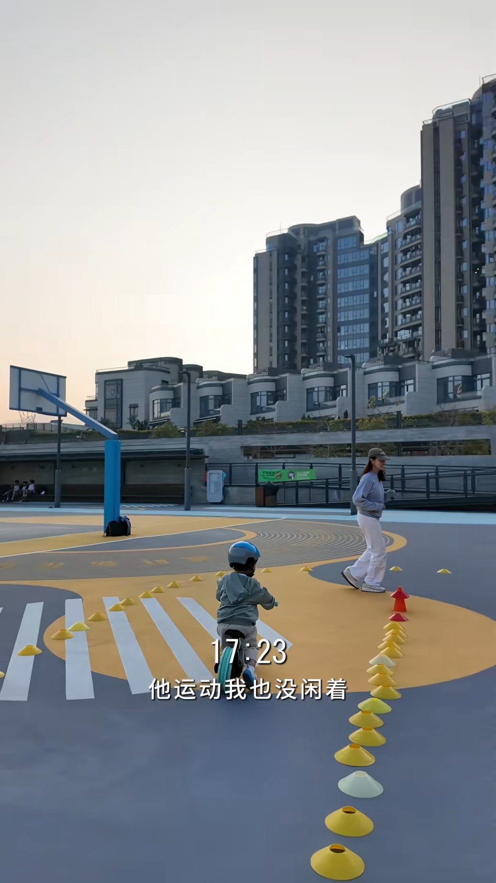 大仔性格活躍。