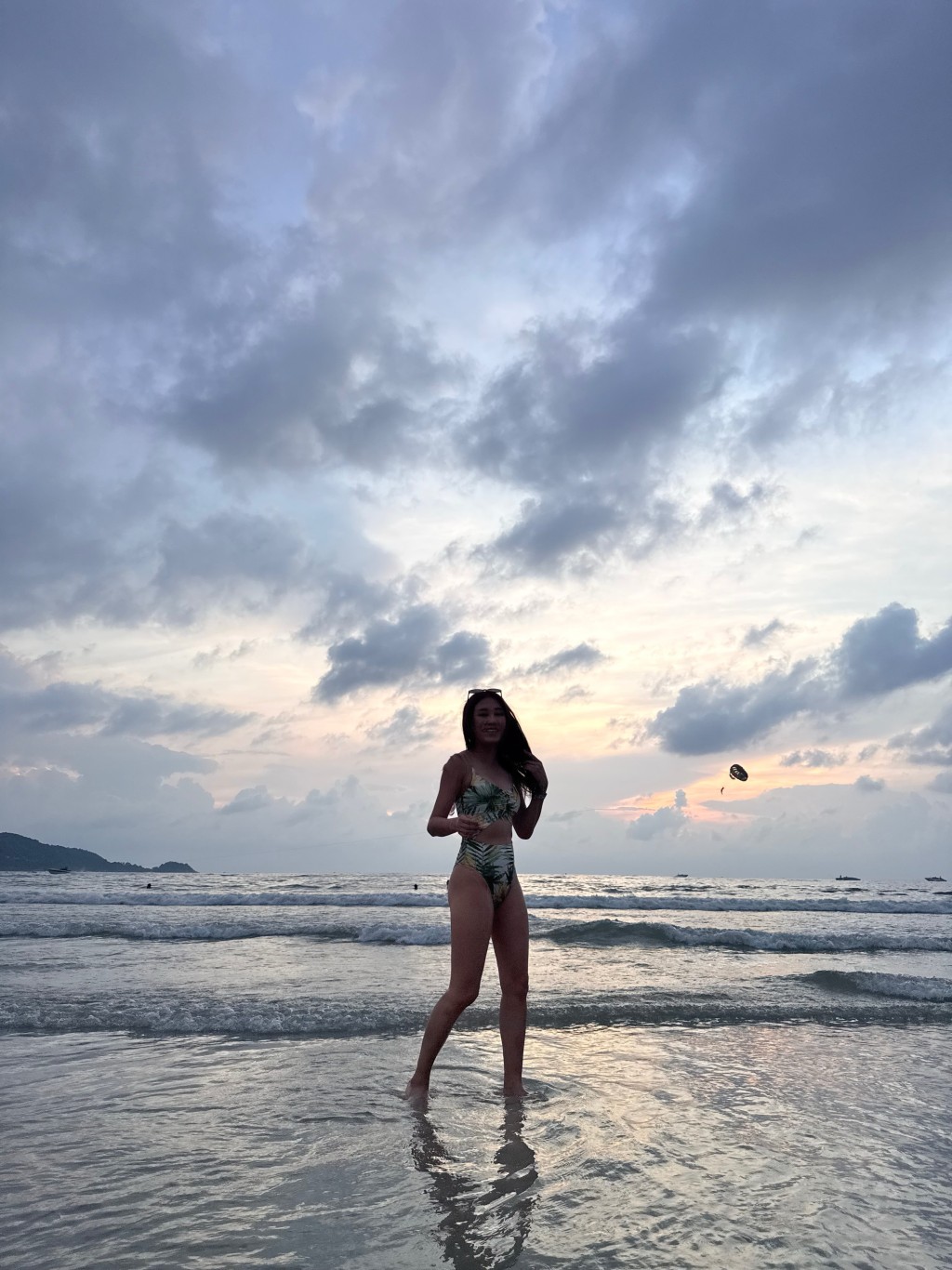 在夕陽映照下,她展露了一雙長腿。