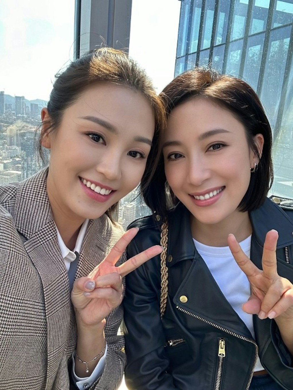 蘇韻姿與視后楊茜堯(右)合作拍攝了劇集《黑色月光》。