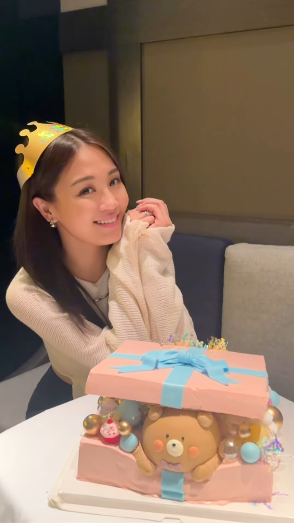 蘇韻姿收到兩個生日蛋糕,其中一個設計成禮物盒中藏著小熊,別具心思。