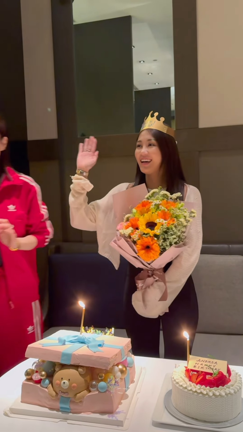 蘇韻姿更搞笑地做出港姐冠軍的招牌揮手動作。