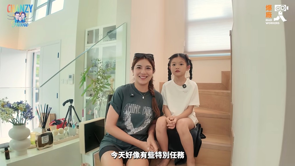 單文柔與小豬比坐在樓梯上，準備迎接特別任務。
