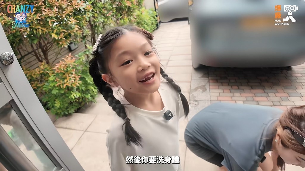 小豬比變身小師傅，向媽媽解釋洗車的步驟。