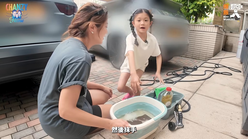 單文柔與小豬比母女檔合作，準備好工具開始洗車。