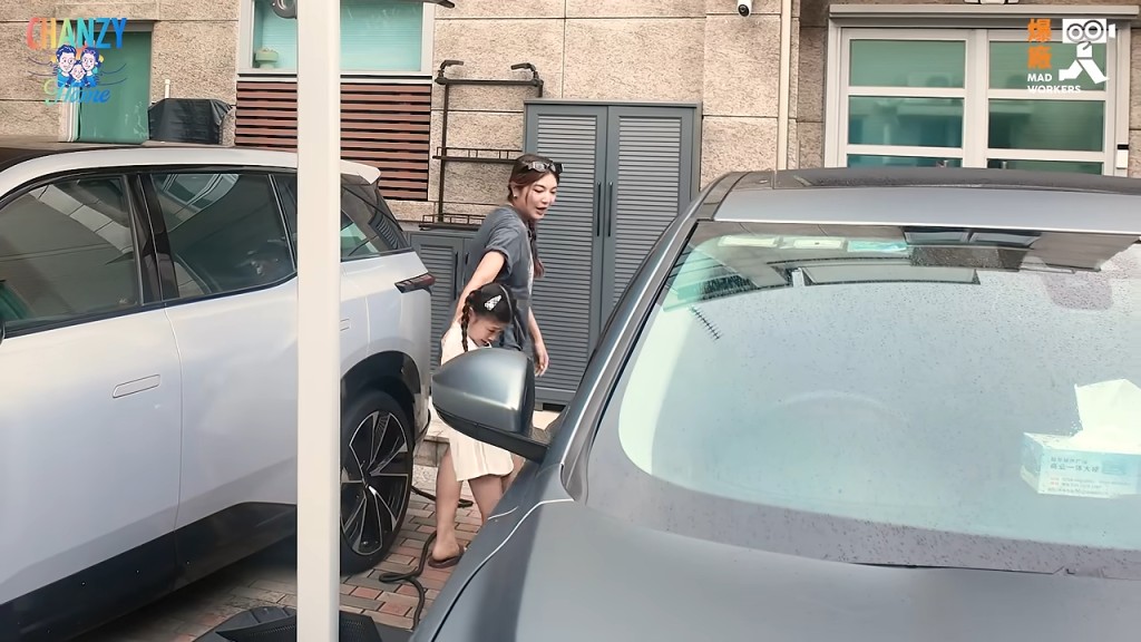獨立屋停車位泊了兩部車，空間非常寬敞。