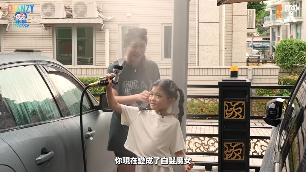 兩母女互相射水，小豬比的頭髮沾滿泡沫，場面有趣。