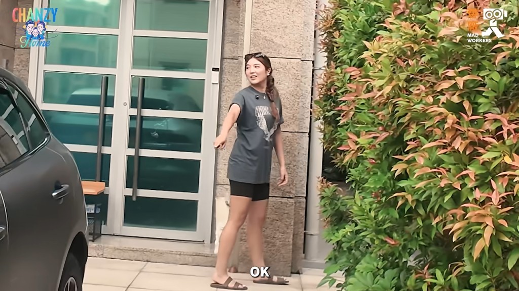 單文柔靜靜走到一邊，準備給女兒一個「驚喜」。