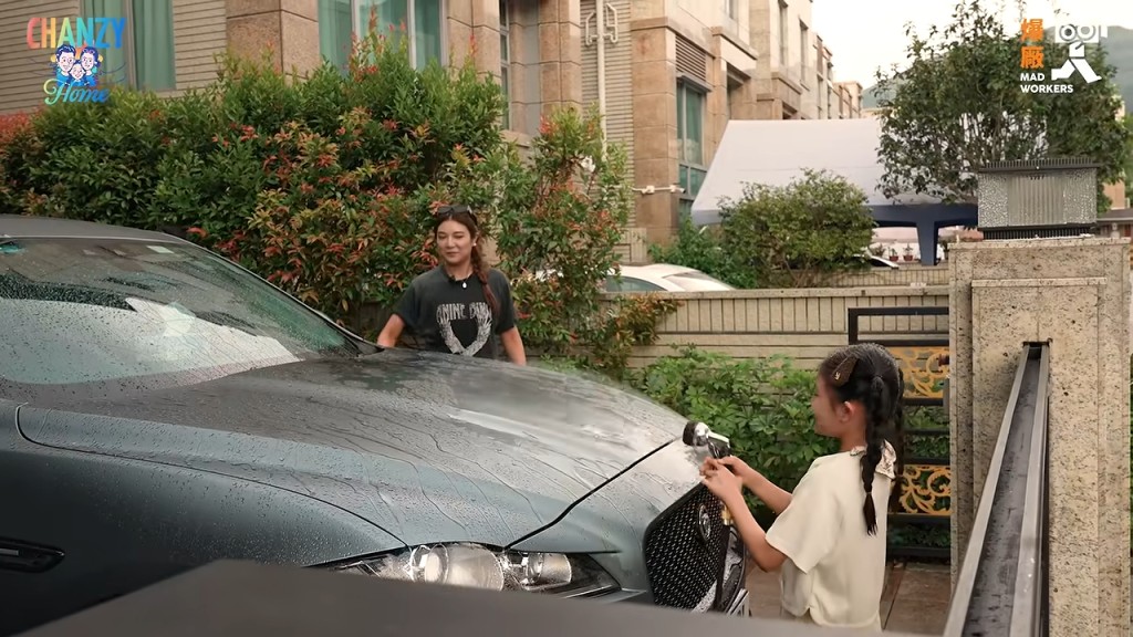 小豬比負責沖水，媽媽負責抹車，分工明確。