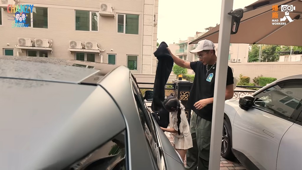陳展鵬出手「神救援」，與女兒一起抹乾車身。