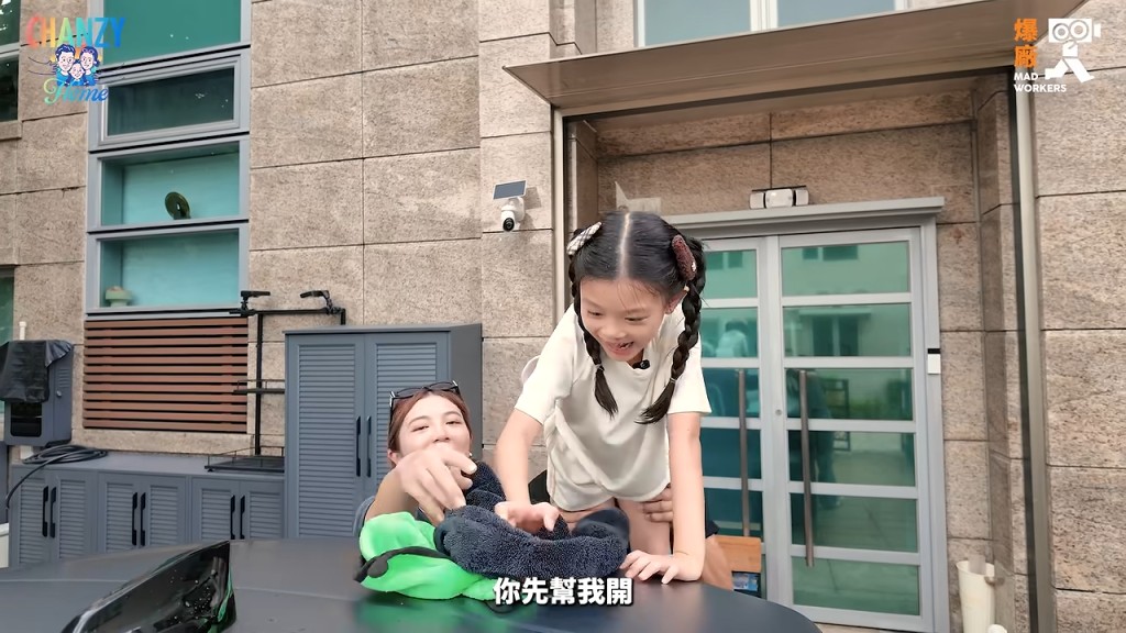 小豬比化身「人肉」毛巾，在爸爸協助下趴在車頂抹車。