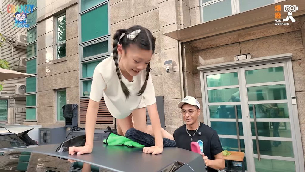 小豬比在車頂爬行，玩得十分開心。