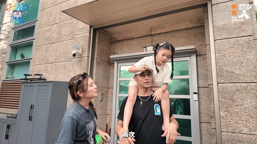 小豬比坐在爸爸膊頭上，顯得格外威風。