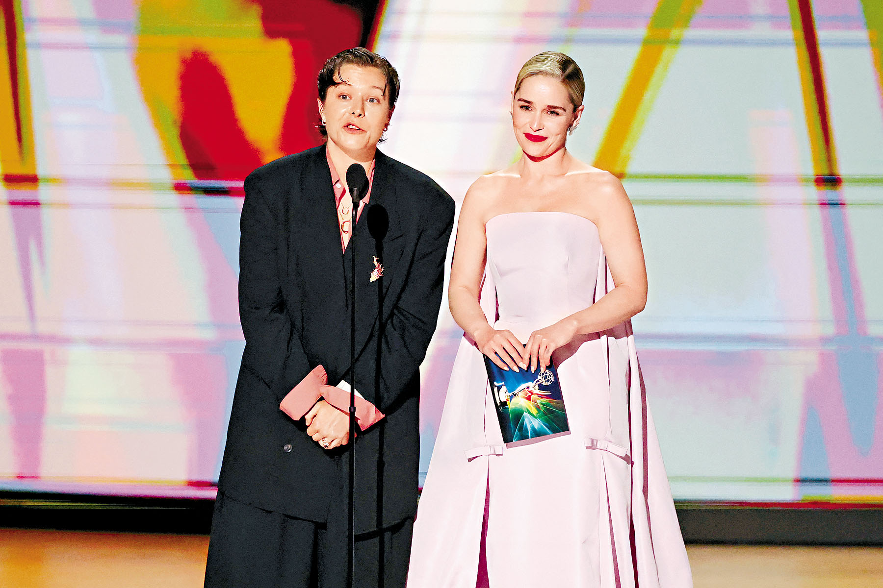 ■「兩代龍母」Emilia Clarke(右)及Emma D'Arcy齊任頒獎嘉賓。