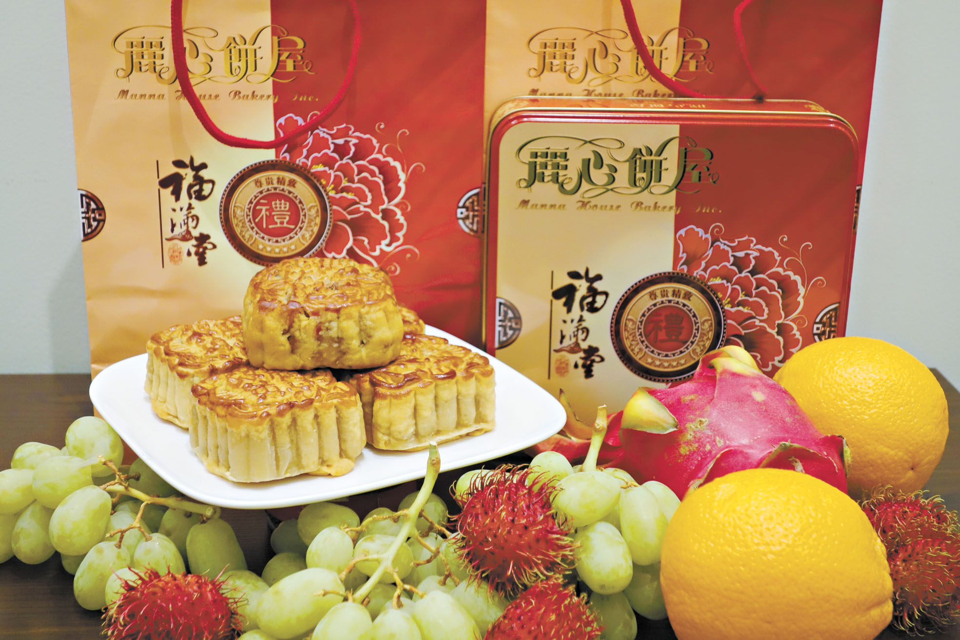 麗心的雙黃白蓮蓉月，油水足，令人垂涎欲滴。今年更推出全新裝璜，名貴大方，無論是賞月或送禮都深受僑胞歡迎。小圖為麗心餅屋的月餅技師正趕製各種中秋月餅應節。