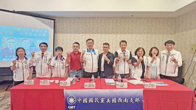 主辦方代表與訪問團成員合影。記者陸新攝