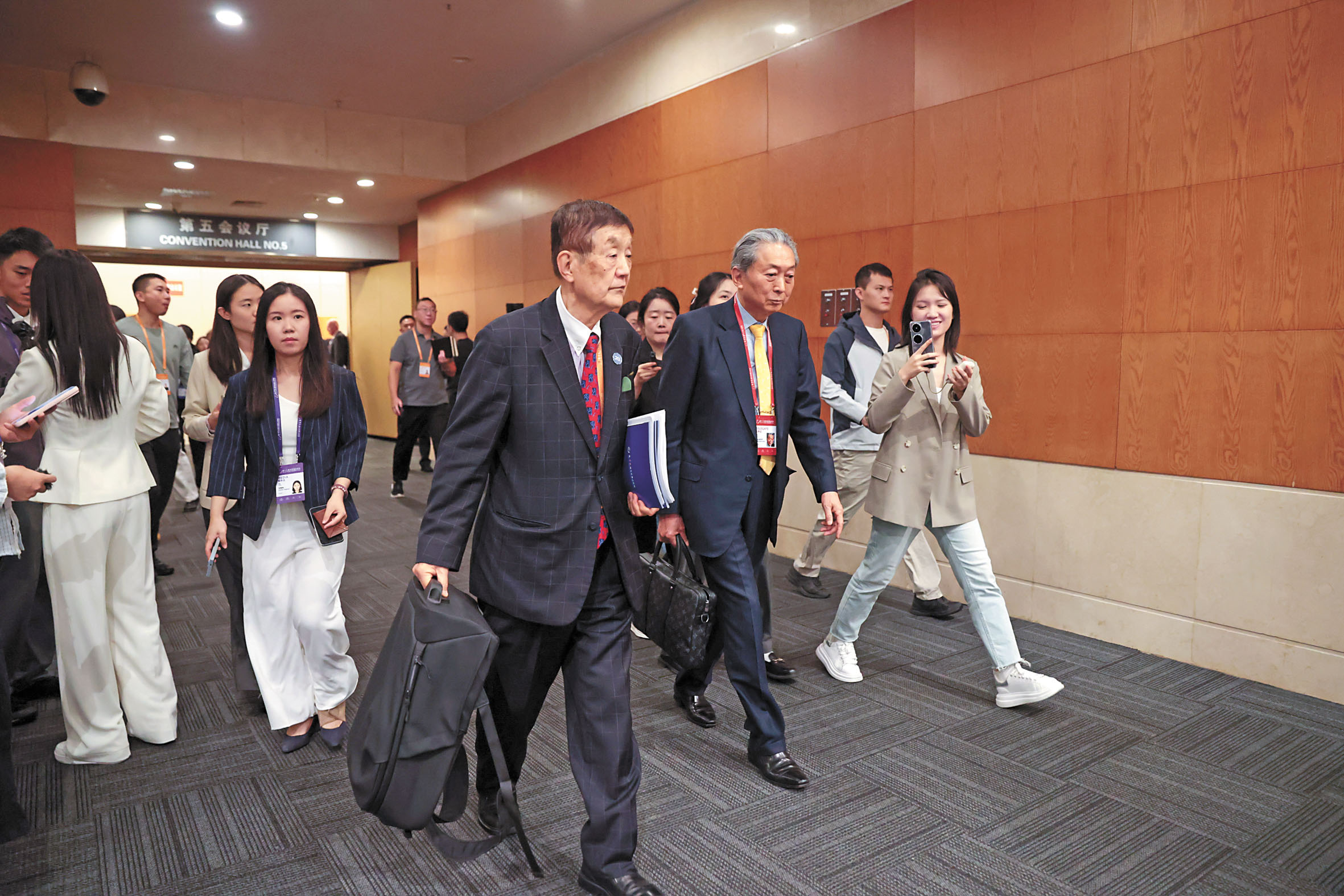 圖為鳩山由紀夫走出會場。中新社