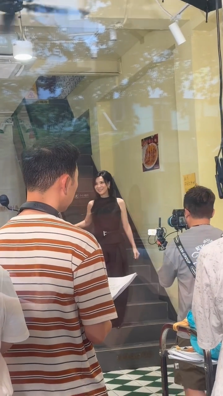 關秀媚在鏡頭前走下樓梯，為新戲進行拍攝工作。