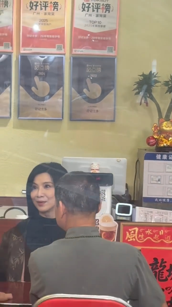 另一角度近看關秀媚，其容貌與昔日略有不同，引起熱議。