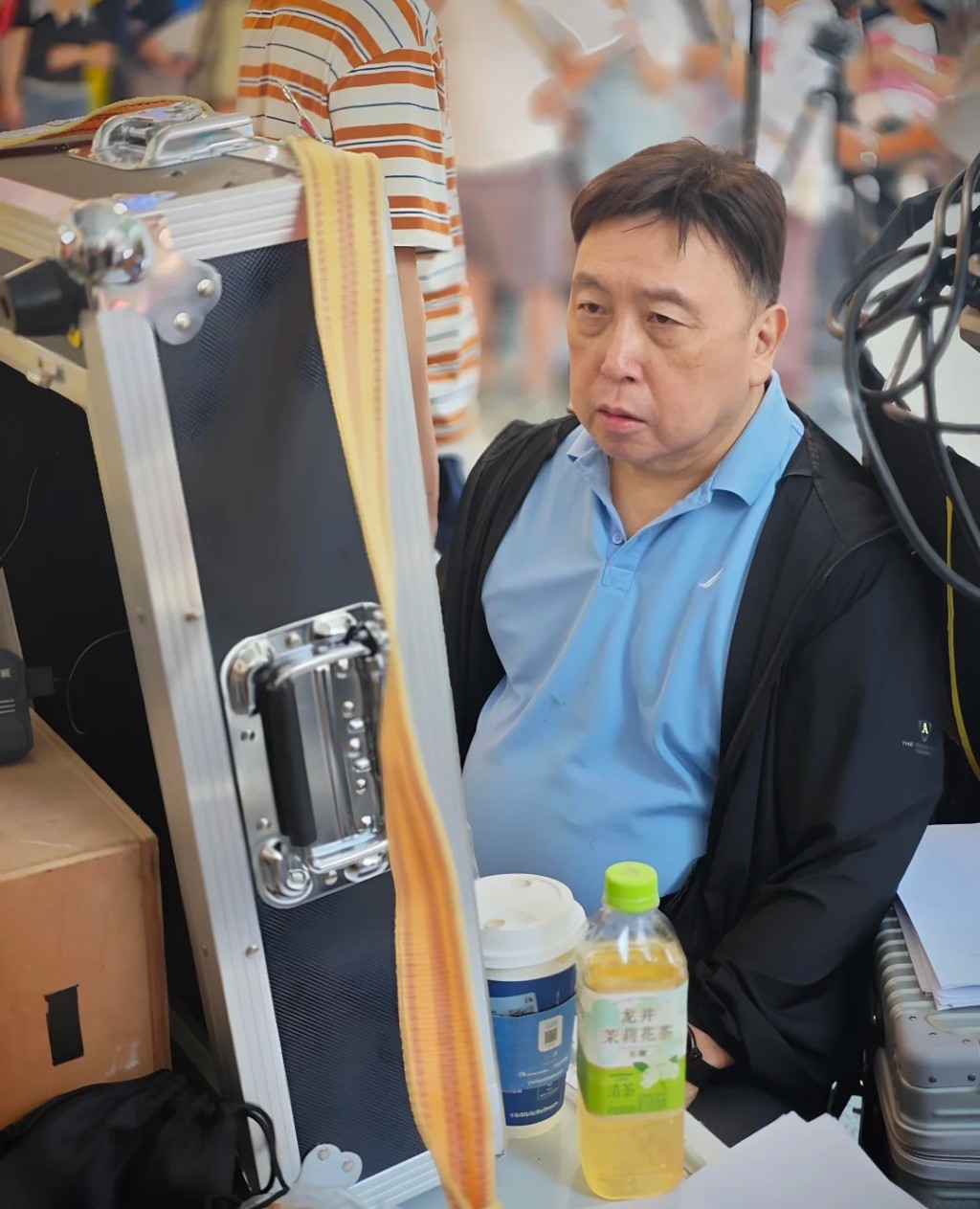 王晶在廣州街頭執導新戲，神情略顯疲憊，健康狀況再成話題。