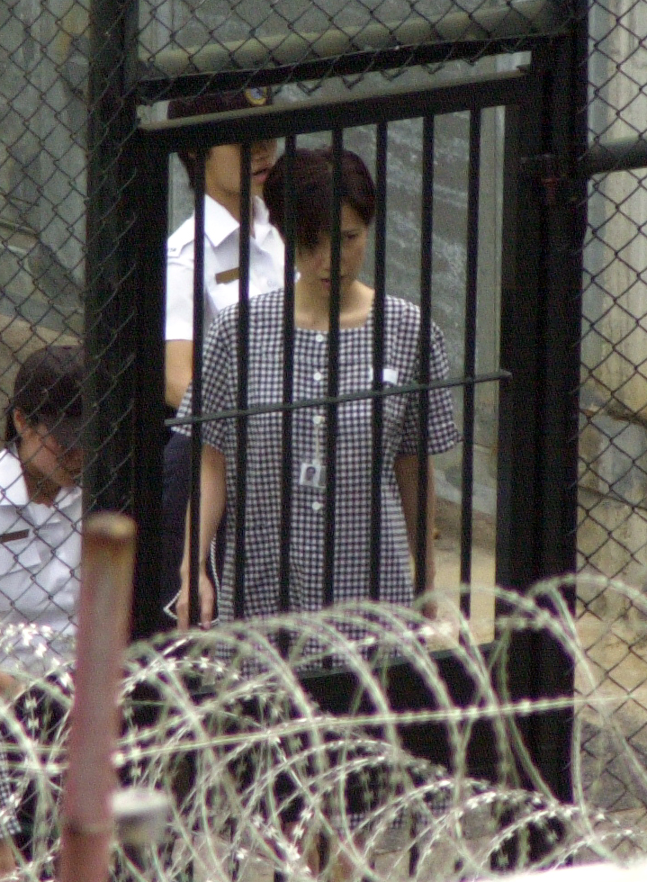 2002年，關秀媚因涉嫌醉駕及找人頂罪被捕，翌年因串謀妨礙司法公正被判入獄14日。