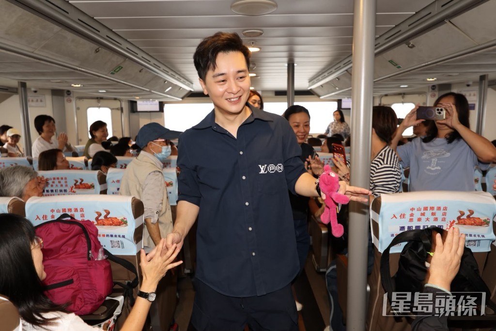譚輝智在台上向支持的粉絲致謝。