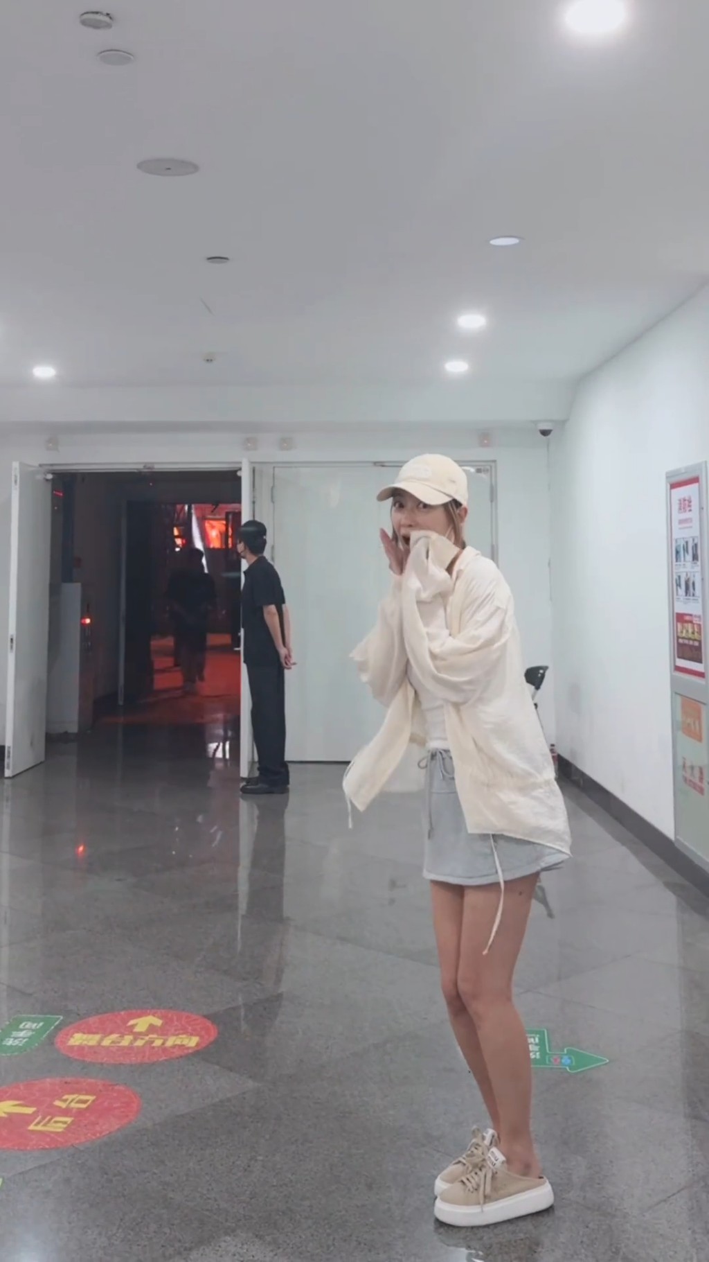近日,應采兒分享一條影片,記錄了她在陳小春演唱會後台等候丈夫的情景。