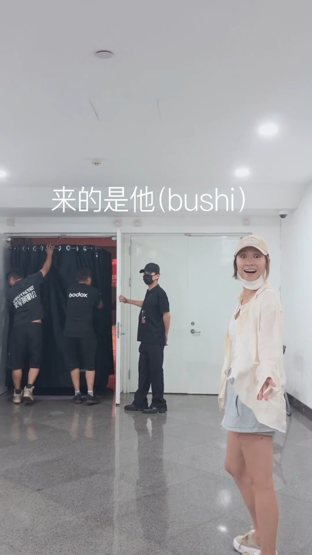 影片中見到工作人員推著一架小車,陳小春坐在車內。