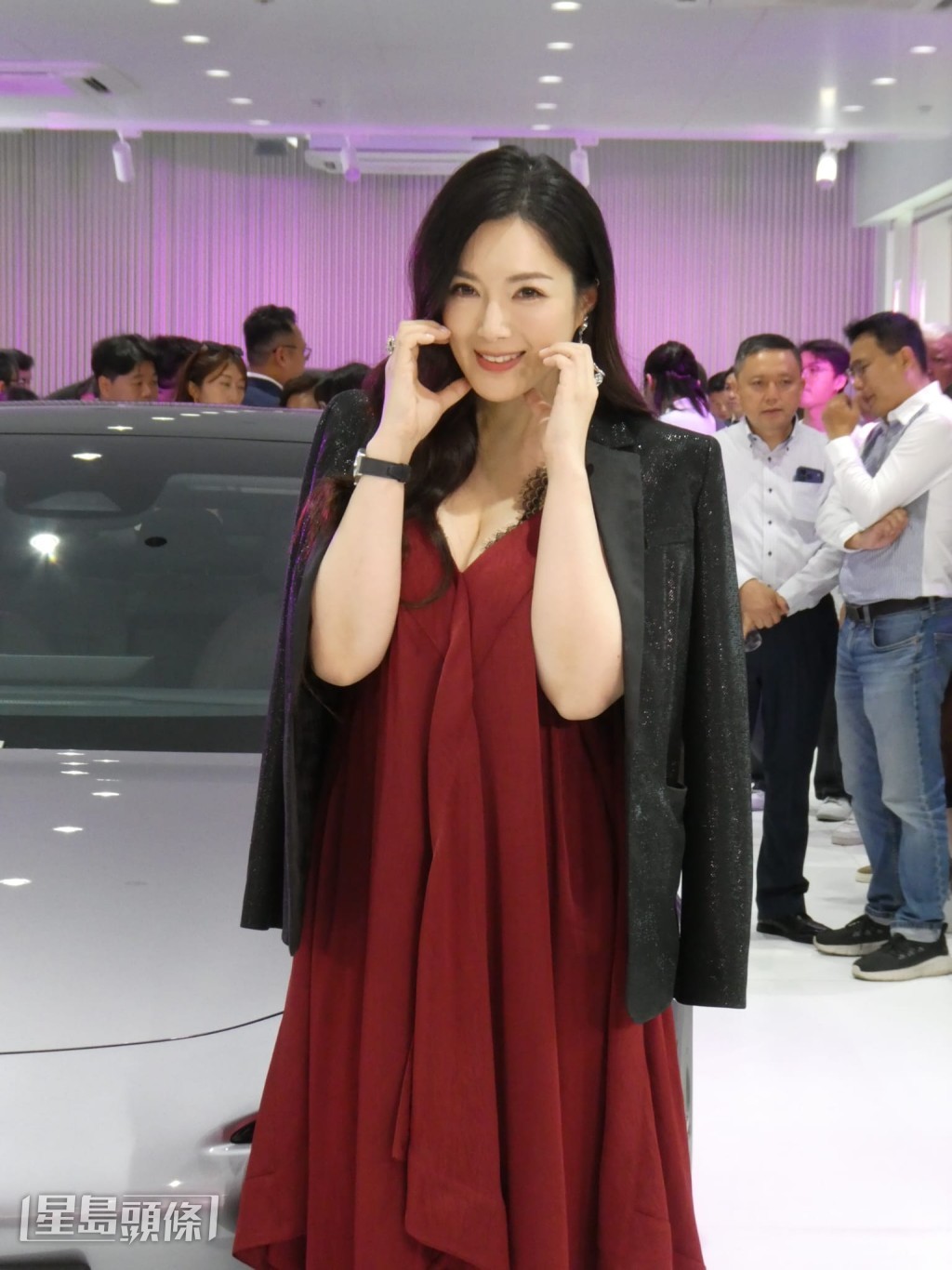 苟芸慧今日以低胸造型亮相汽車體驗店活動。
