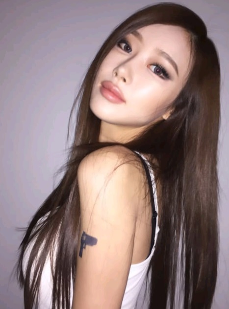 成員Giselle被網民指疑似對槍械和罪犯有特殊興趣。