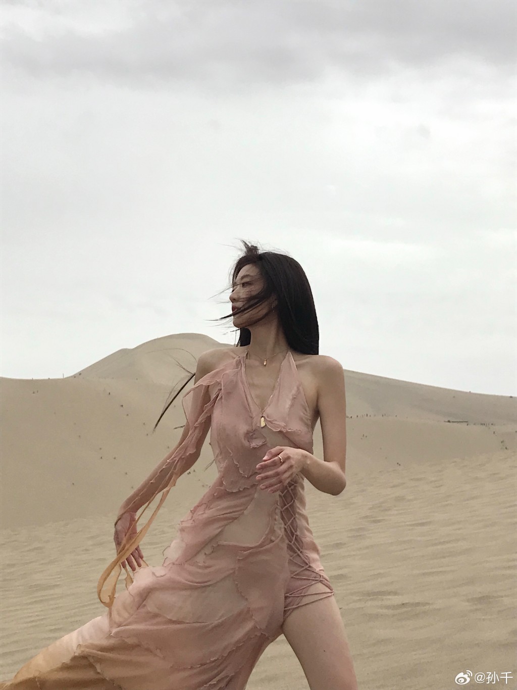 孫千的穿搭展現獨特時尚品味。