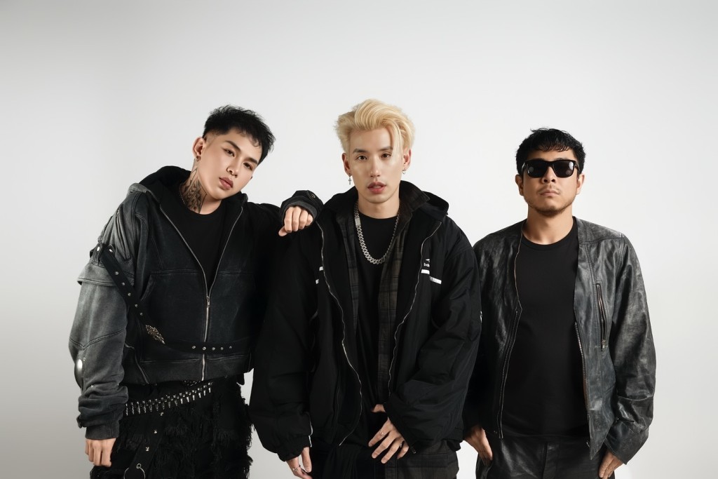 俞鋆瑞(Ice)是三人音樂組合「PHNTMXØ3」的成員之一。