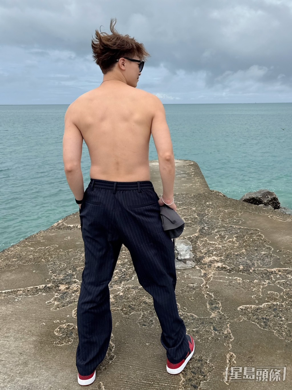 澎湖天氣炎熱,黃劍文脫下外衣,留下一張自然的背影照。