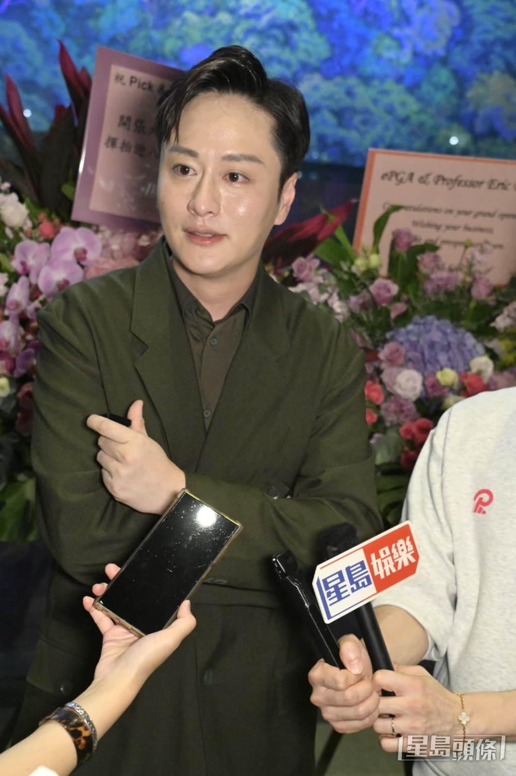 謝東閔稱不介意與陳庭欣合照,但表明需趕時間離去。