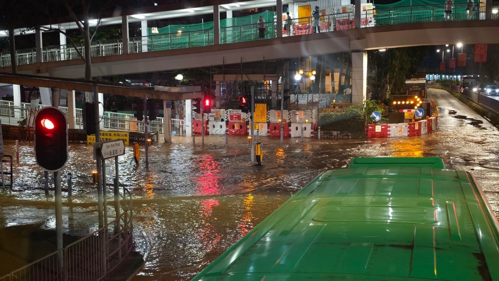粉嶺新運路食水管爆裂 黃泥水湧出路面 祥華邨多座停水