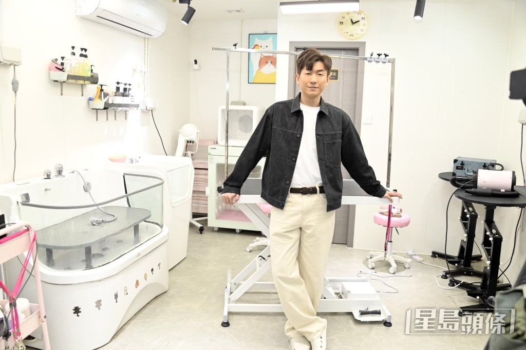 馬貫東與友人合資開設寵物美容店。