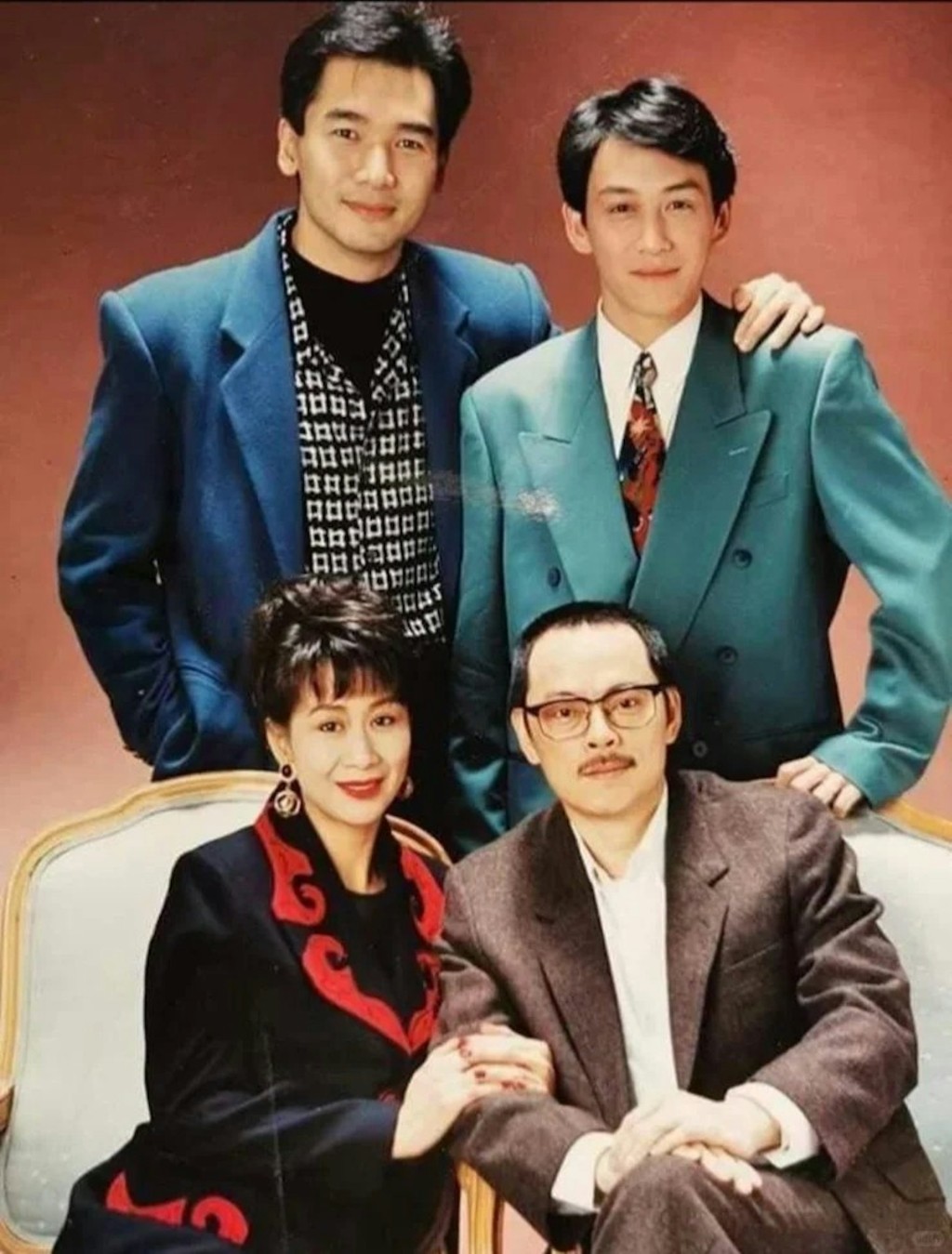 吳啟明寫道:「照片裡永遠霸氣的『老爸』羅樂林,我和『親哥』方中信,『豪門阿媽』陳曼娜!」