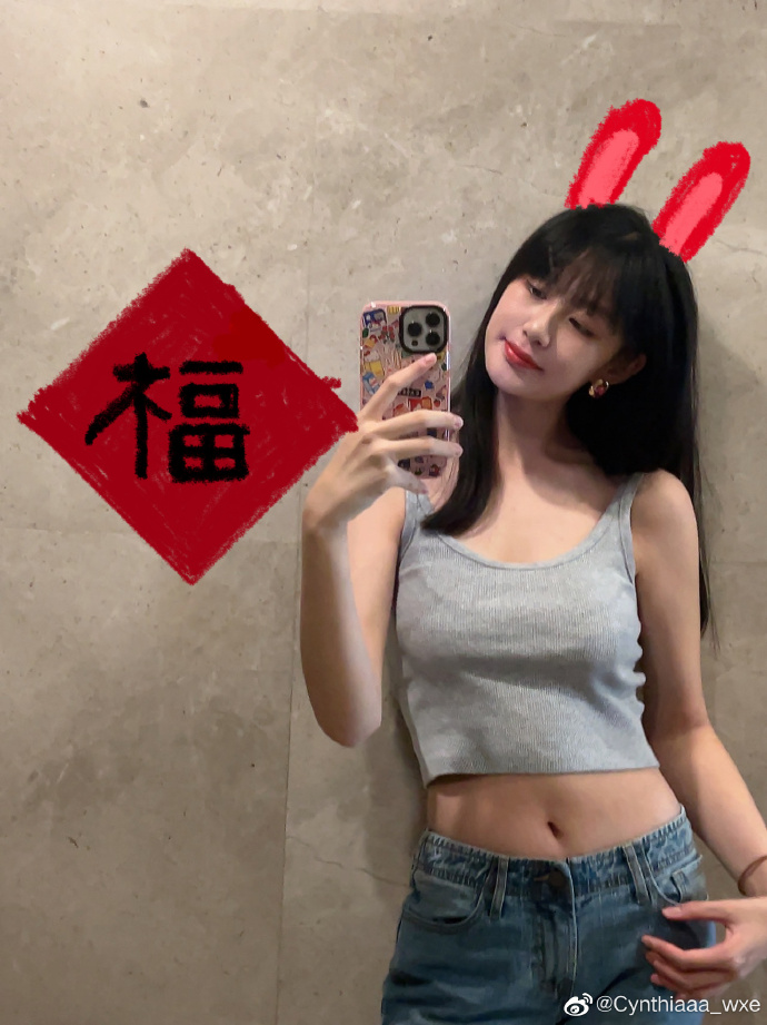 吳熙兒身材高䠁修長。