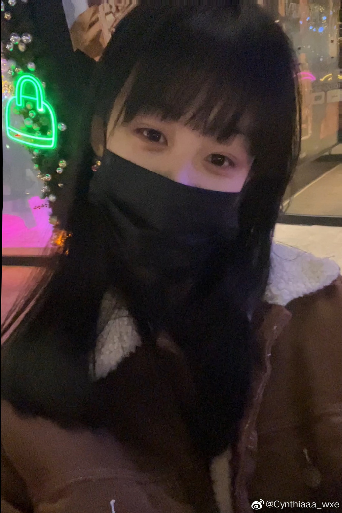 吳啟華女兒吳熙兒外貌較為早熟。