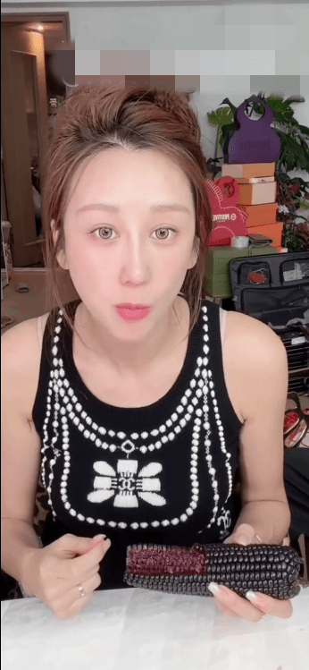 她坦言長期失眠及工作壓力巨大，擔心自己會猝死。