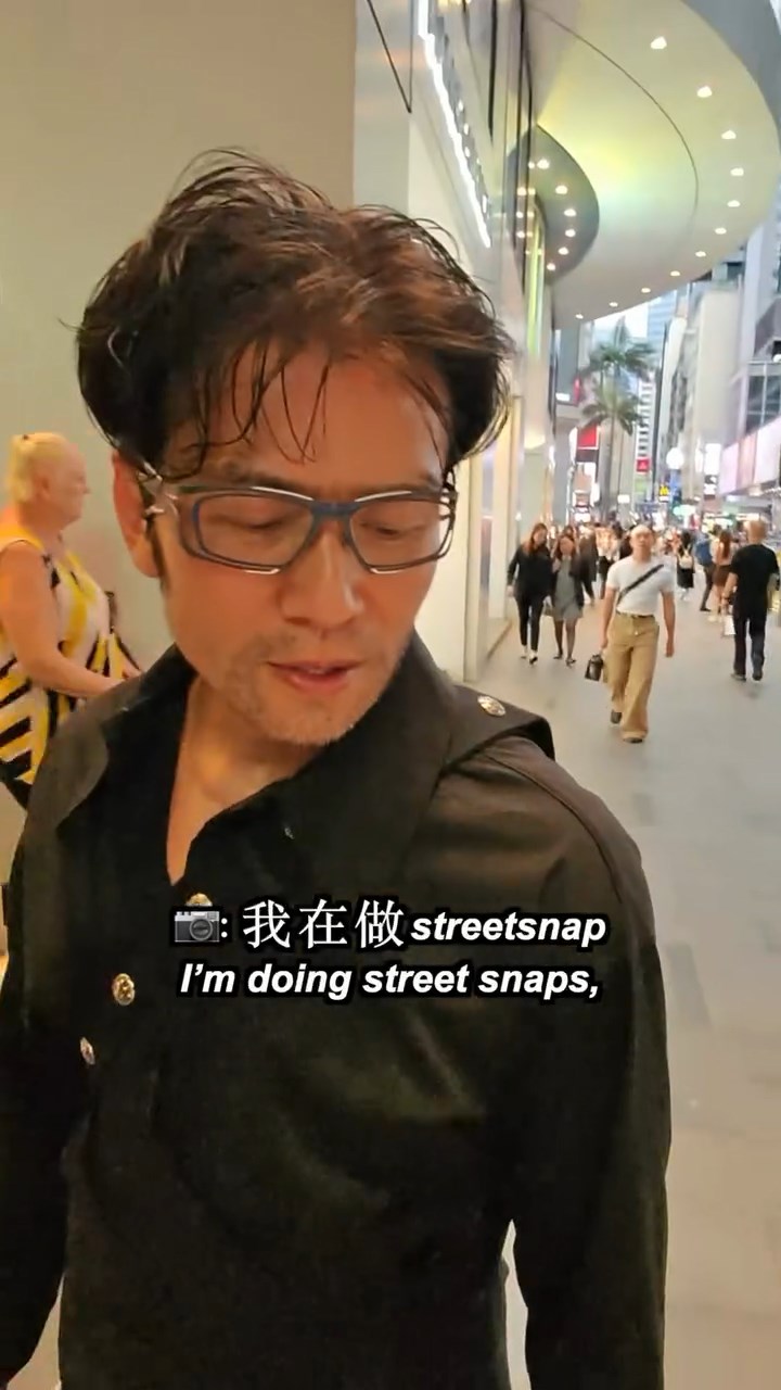 唐文龍在街頭被攝影師邀請拍照。(IG@streetsnap.portrait)