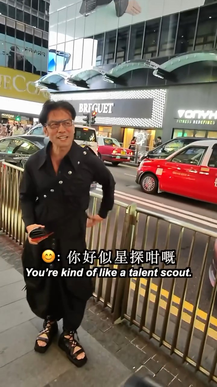 誤會化解後,唐文龍與攝影師談笑風生。(IG@streetsnap.portrait)
