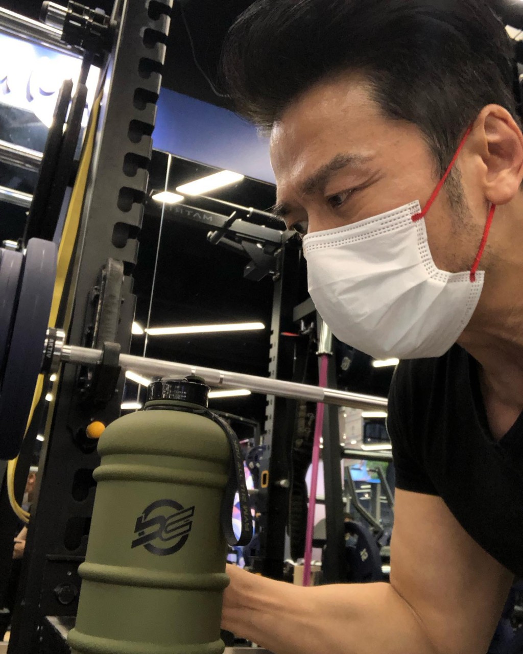 他經常鍛鍊身體,保持肌肉線條。