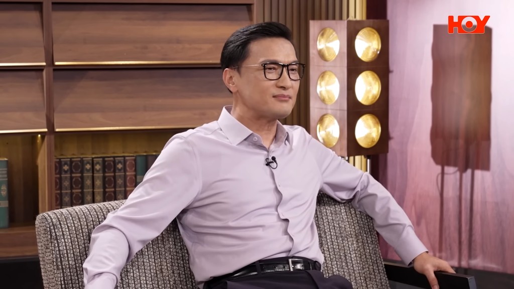 回想起停工做全職爸爸的日子，陳錦鴻臉上流露釋懷神情。（影片截圖）