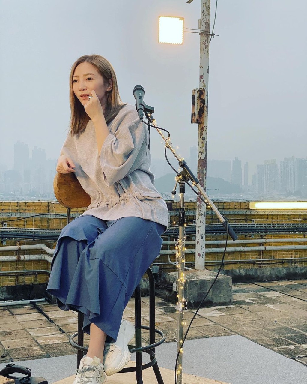 與傅珮嘉拍拖三年後,張致恒被爆與女網友Fiona有情慾短訊,更邀約對方到維園「打野戰」,最終分手。
