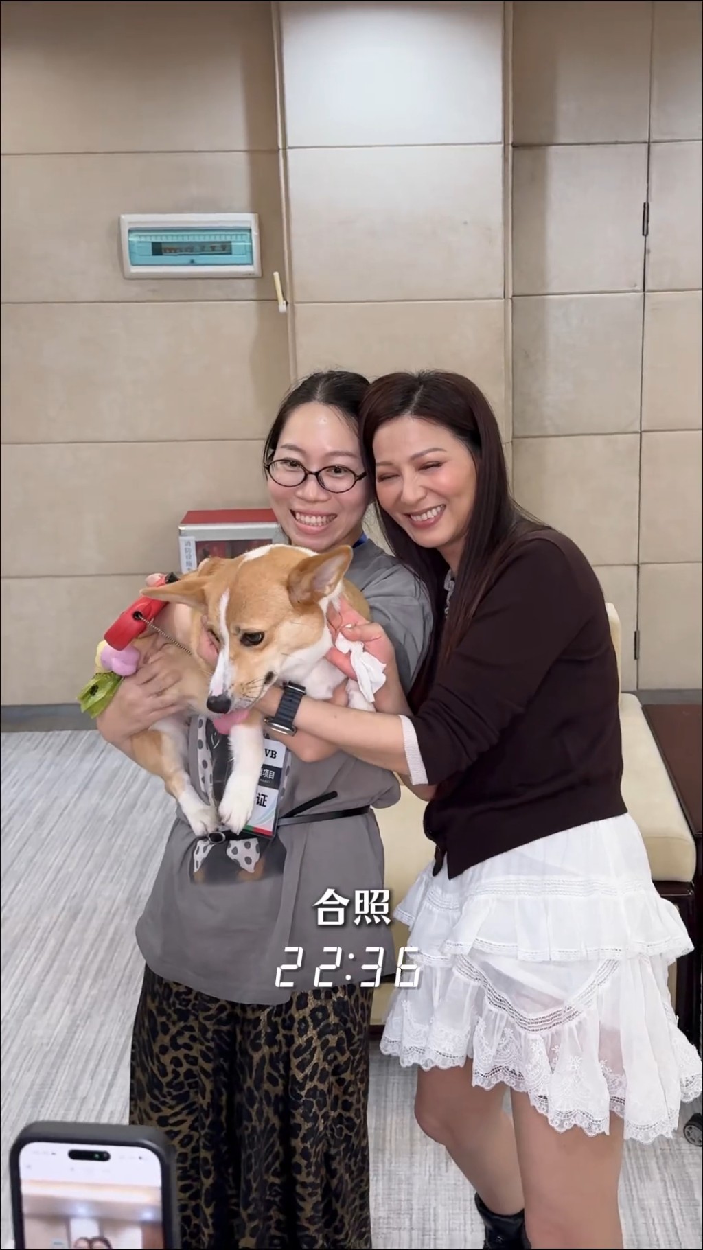 直播結束後，滕麗名與全體工作人員擁抱並合照留念。
