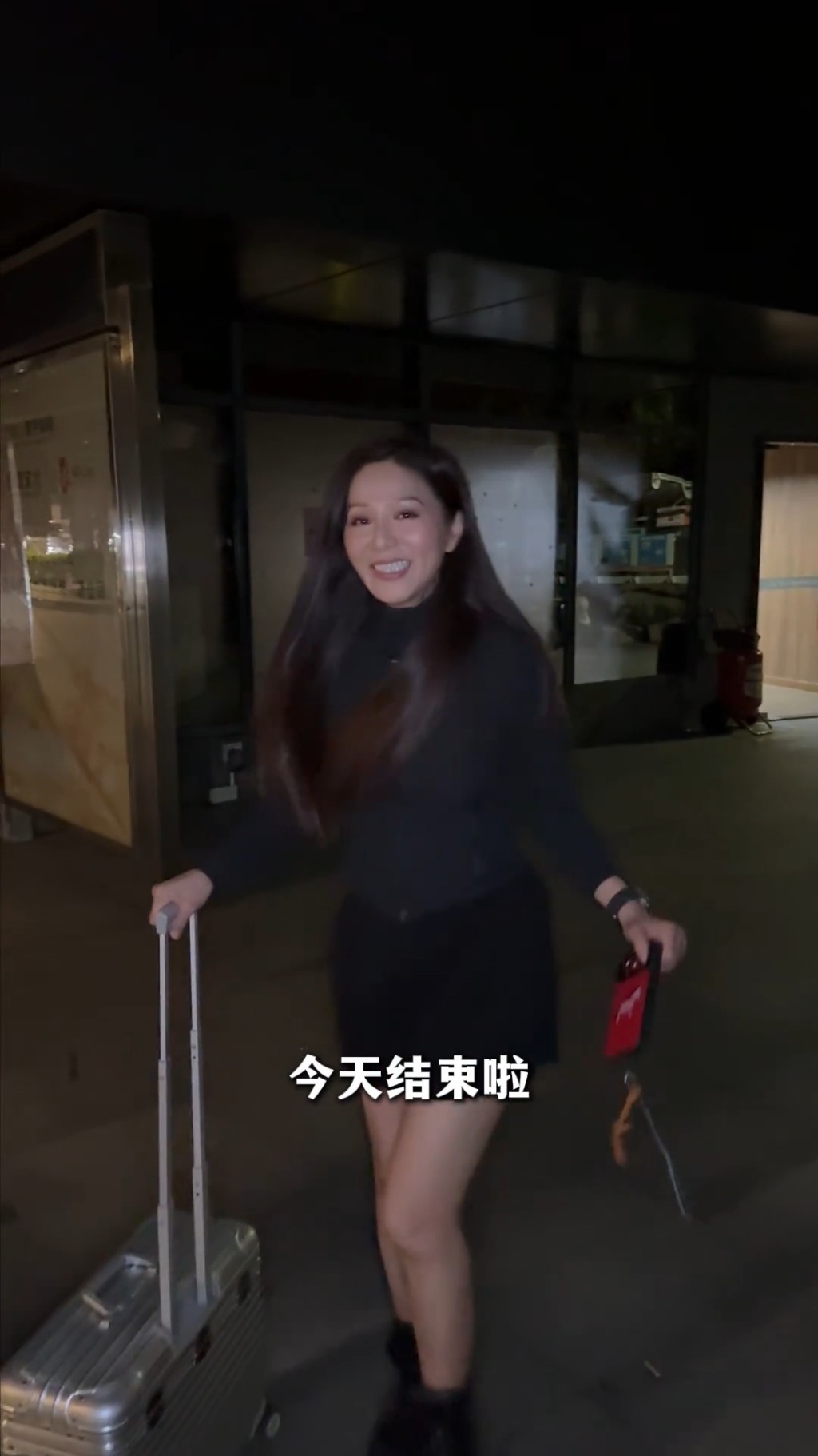 完成所有工作後，滕麗名終於可以收工。