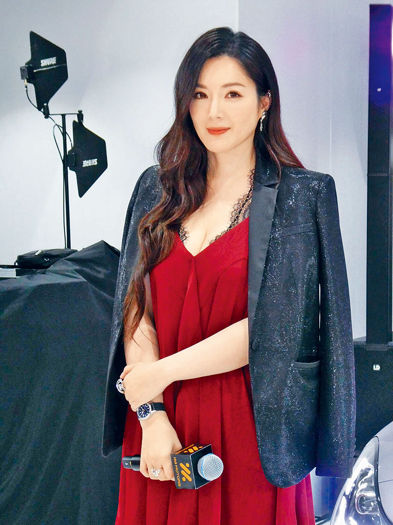 苟芸慧性感出席活動，坦言想跟不同公司合作。