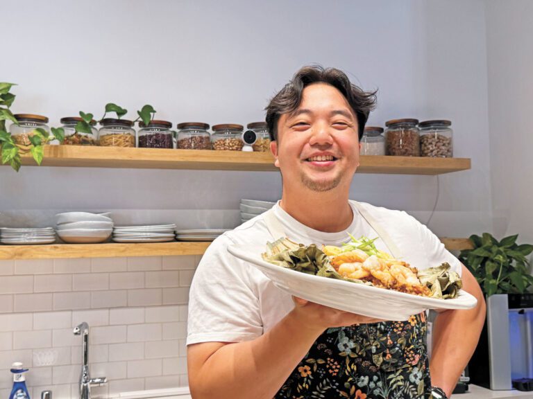 Eric Sze現場製作鮮蝦及海膽奶油糯米飯。記者陸新攝