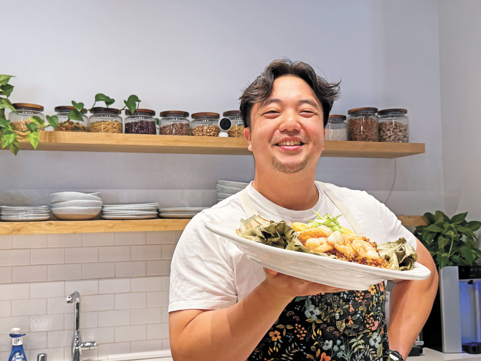 Eric Sze現場製作鮮蝦及海膽奶油糯米飯。記者陸新攝