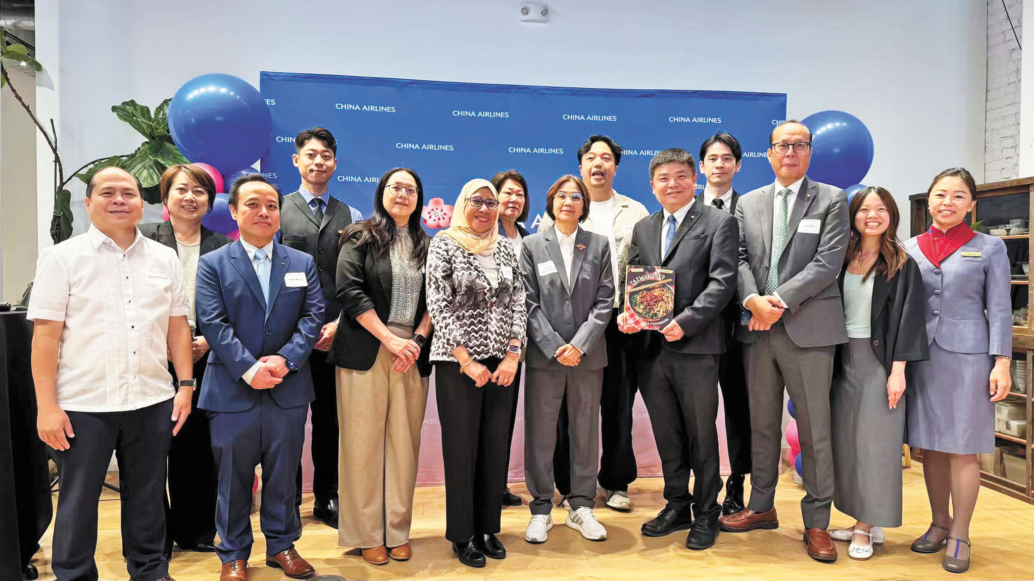 張邱驊(前排右4)、Eric Sze(後排白衣)與來賓大合照。記者陸新攝